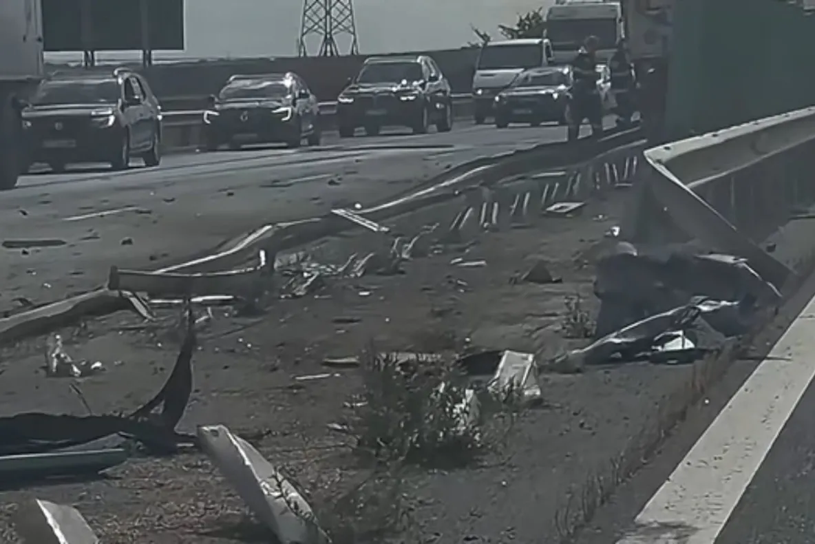 Accident în zona localității Cumpăna, din Constanța. Un TIR s-a izbit de parapet și a fost proiectat pe contrasens