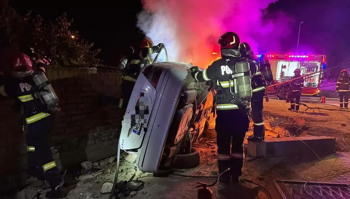 Adolescent de 15 ani, băut, la volanul unei mașini furate. S-a izbit de un gard, iar autoturismul a luat foc