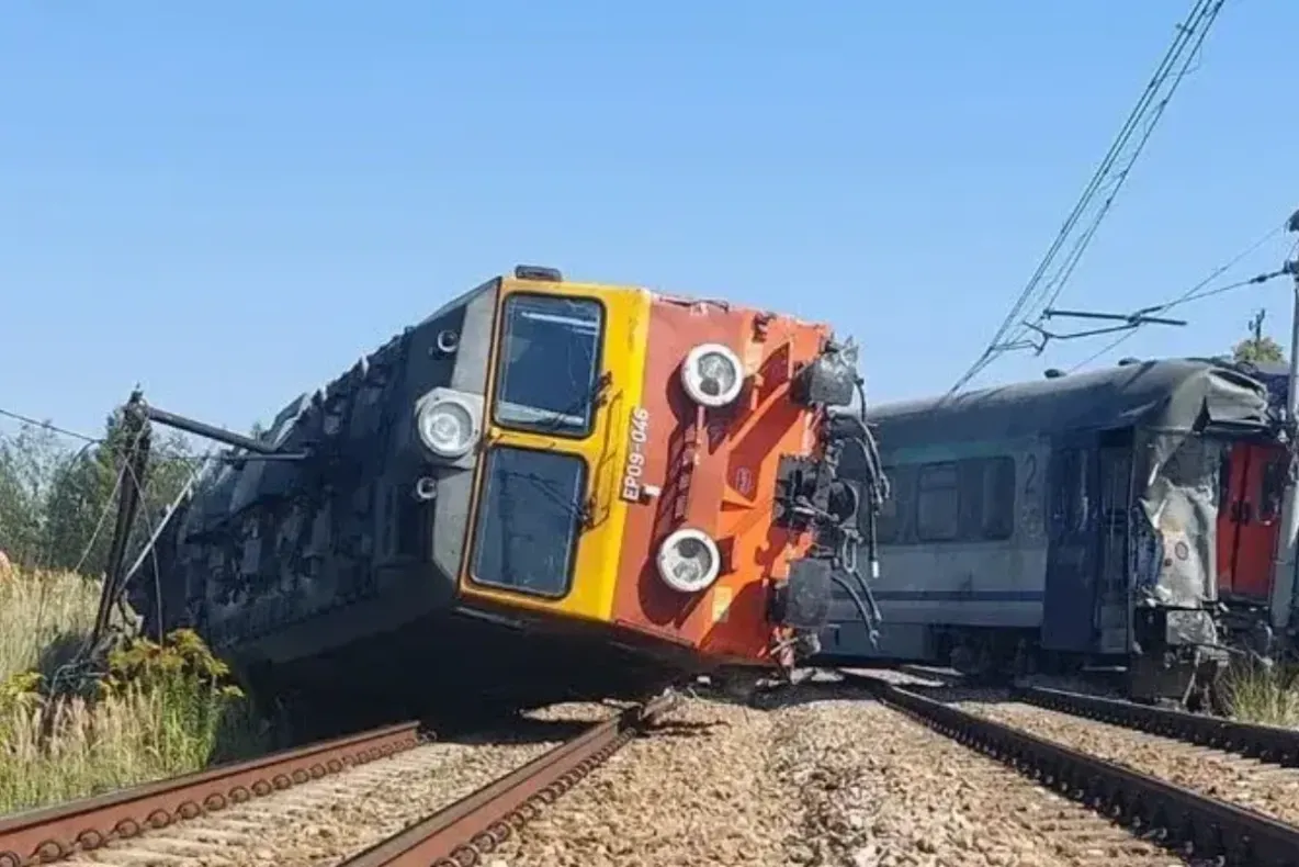 Accident feroviar grav în Polonia. Un tren a lovit un camion și a deraiat: cel puțin 20 de răniți - VIDEO