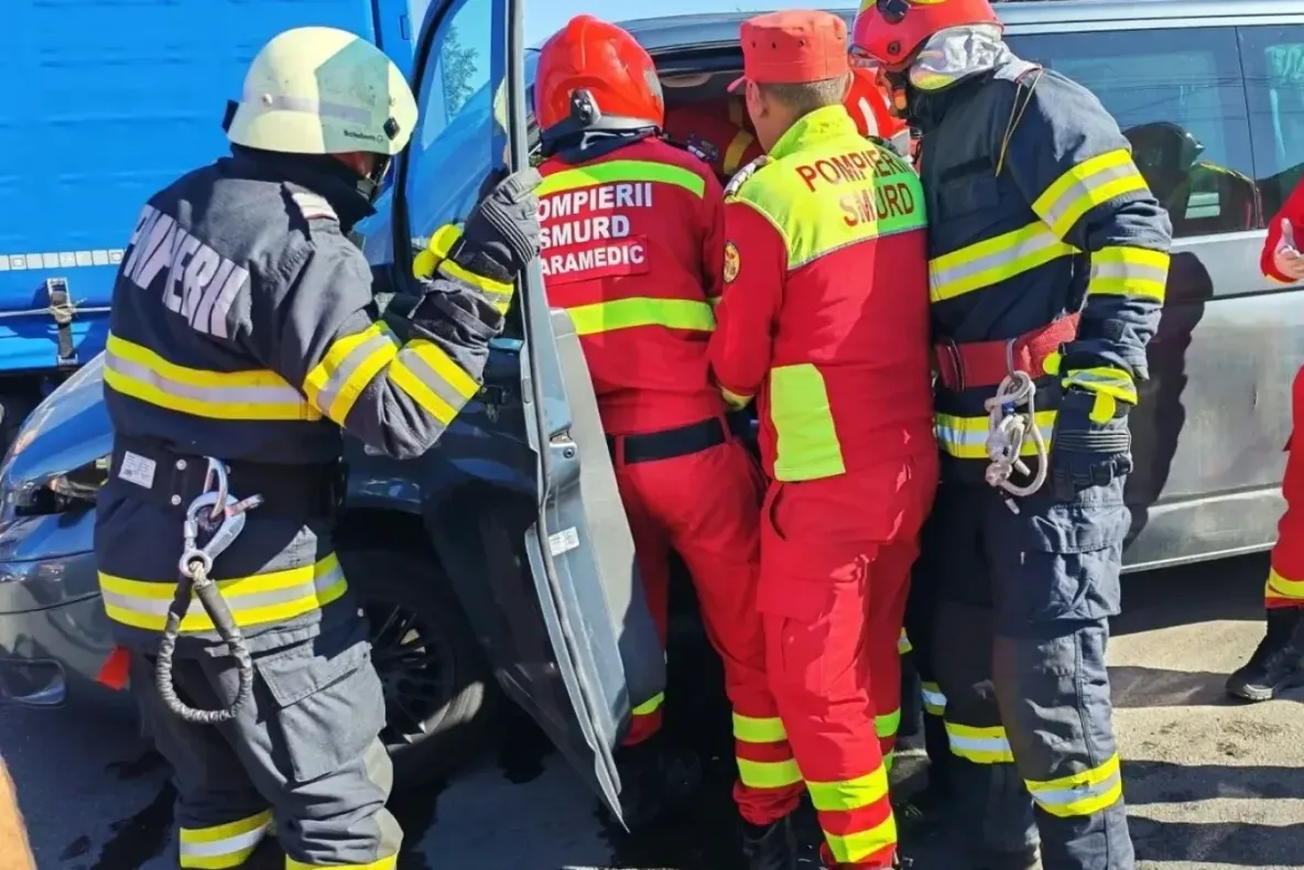 Accident grav în Hunedoara: microbuz cu nouă persoane, între care cinci copii, lovit de un TIR: trei răniți