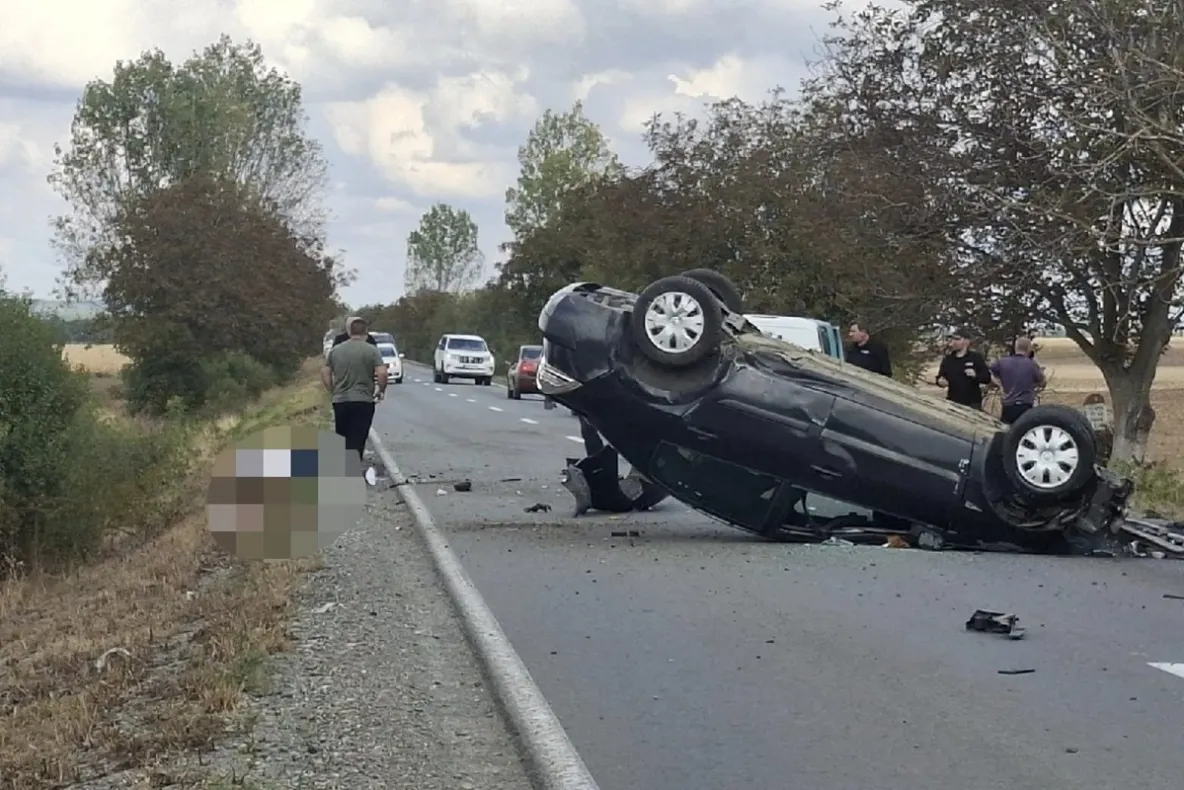 Tragedie în Bihor: un șofer a murit după ce mașina s-a răsturnat de mai multe ori. Traficul a fost blocat