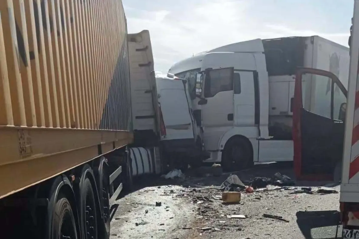 Accident grav pe DN 6, în Caraș-Severin: două femei au murit după impactul dintre două TIR-uri și un microbuz