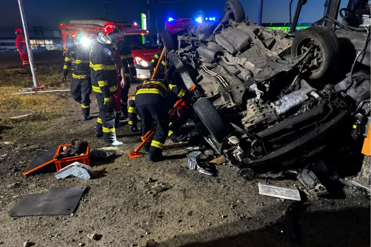 Accident grav în Timiș. Un bărbat a fost descarcerat după ce mașina s-a răsturnat