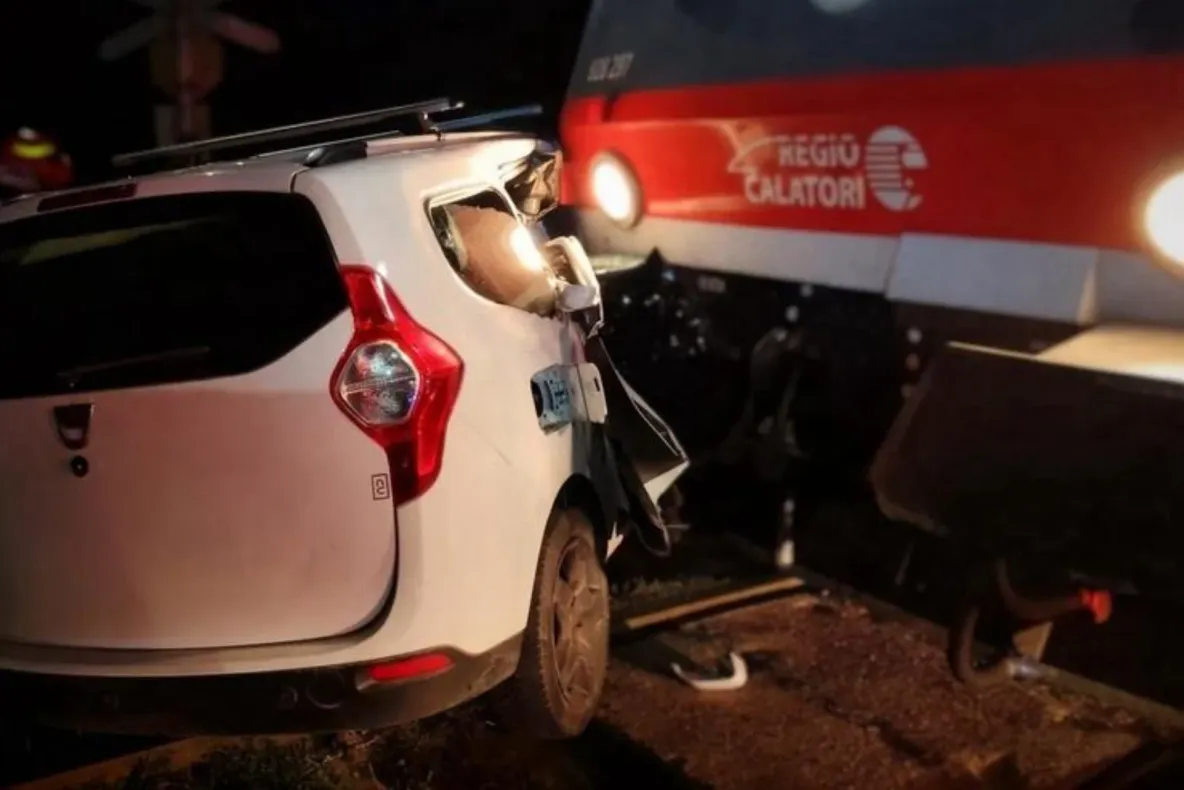 Accident feroviar în județul Iași. O mașină în care se aflau şapte persoane a fost lovită de tren