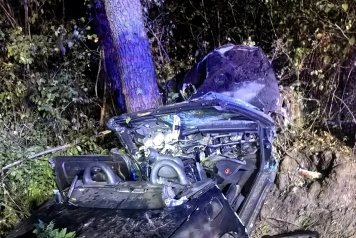 Tragedie în Mureș. Un tânăr de 19 ani a murit după ce mașina sa a ieșit de pe șosea și s-a izbit de un copac