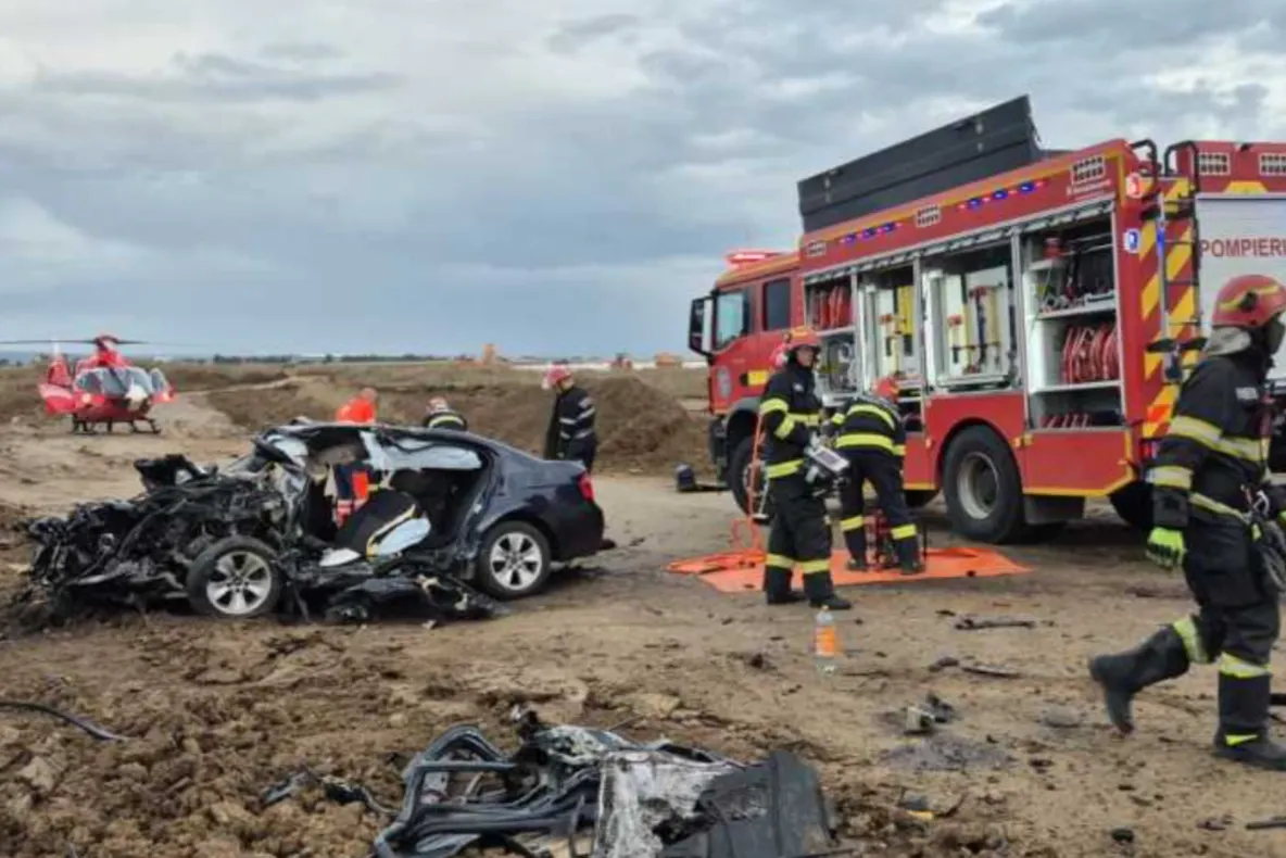 Accident grav în apropiere de Pașcani. Trei oameni au murit după ce autoturismul s-a izbit de un camion. Poliția a deschis dosar penal