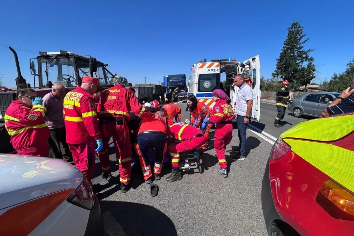 Accident grav pe DN5, Giurgiu - București. Șofer de 34 de ani, transportat cu elicopterul SMURD după ce a intrat într-un tractor