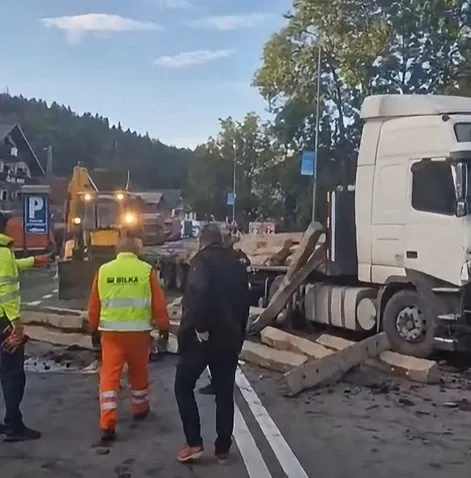 Accident spectaculos la Predeal. Zeci de traverse de cale ferată au ajuns pe DN 1