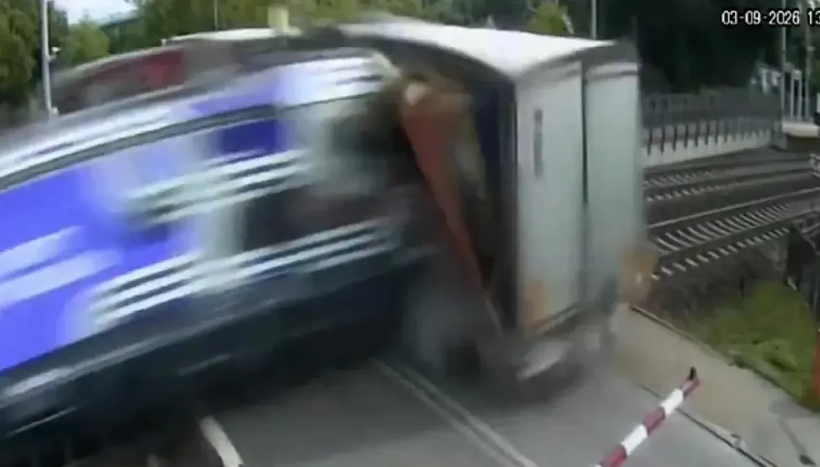 Un TIR blocat între bariere a fost spulberat de tren