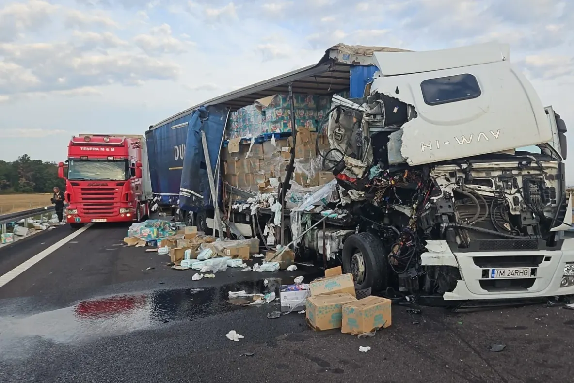 Accident pe DEx12 Craiova-Pitești: două autotrenuri s-au ciocnit