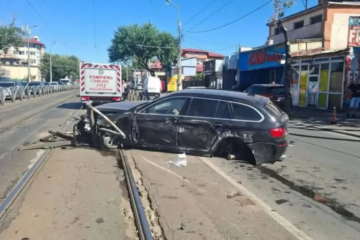 Accident grav pe Șoseaua Colentina. O mașină s-a făcut zob, iar tramvaiele 21 au fost blocate pe ambele sensuri