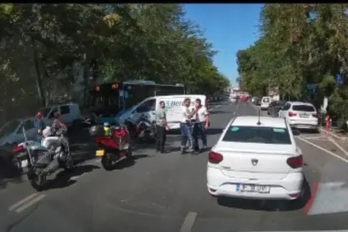 Accident pe Șoseaua Viilor. Un polițist pe motocicletă a fost rănit și transportat la spital