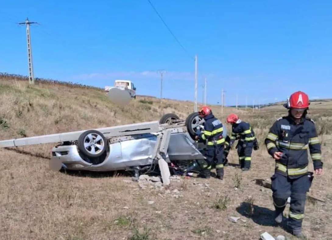 Mamă și doi copii, la spital după ce mașina în care se aflau a lovit un stâlp de electricitate și s-a răsturnat