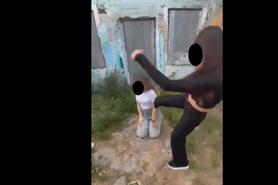 Caz grav în Mangalia: o adolescentă de 15 ani, lovită cu bestialitate de alte tinere. Una dintre ele a fost arestată pentru 30 de zile