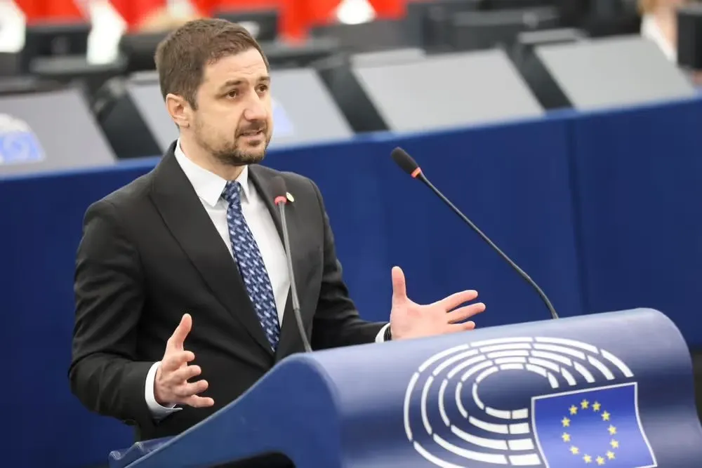 Adrian Axinia (europarlamentar AUR/ECR): „PNL și USR au dus cazul Fritz la Bruxelles și au pus în pericol 770 de milioane de euro care aparțin României”