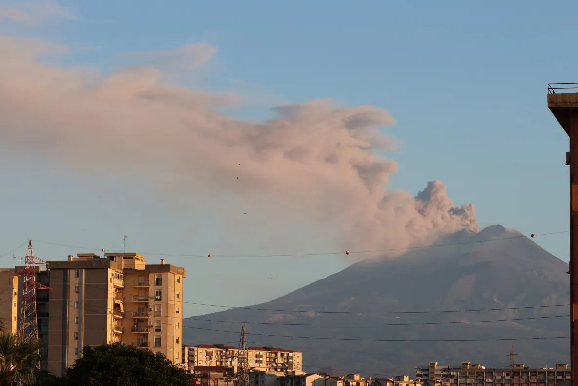 Aeroportul din Catania s-a redeschis după trei zile de suspendări. Vulcanul Etna a perturbat traficul aerian