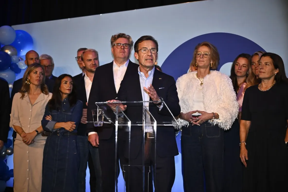 Suedia schimbă direcția politică după alegeri. Guvernul de dreapta pierde la limită și premierul demisionează