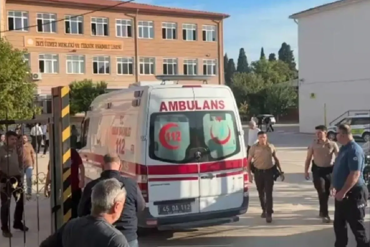 Atac armat în fața unui liceu din Turcia: mai mulți elevi au fost răniți. Suspectul a fost prins