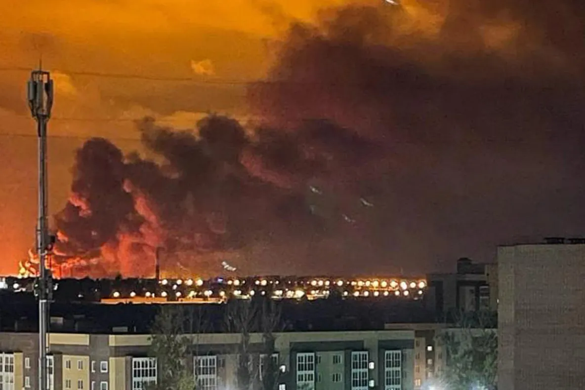 Atac ucrainean cu drone asupra unei rafinării uriașe din Rusia. Fumul a acoperit un oraș întreg