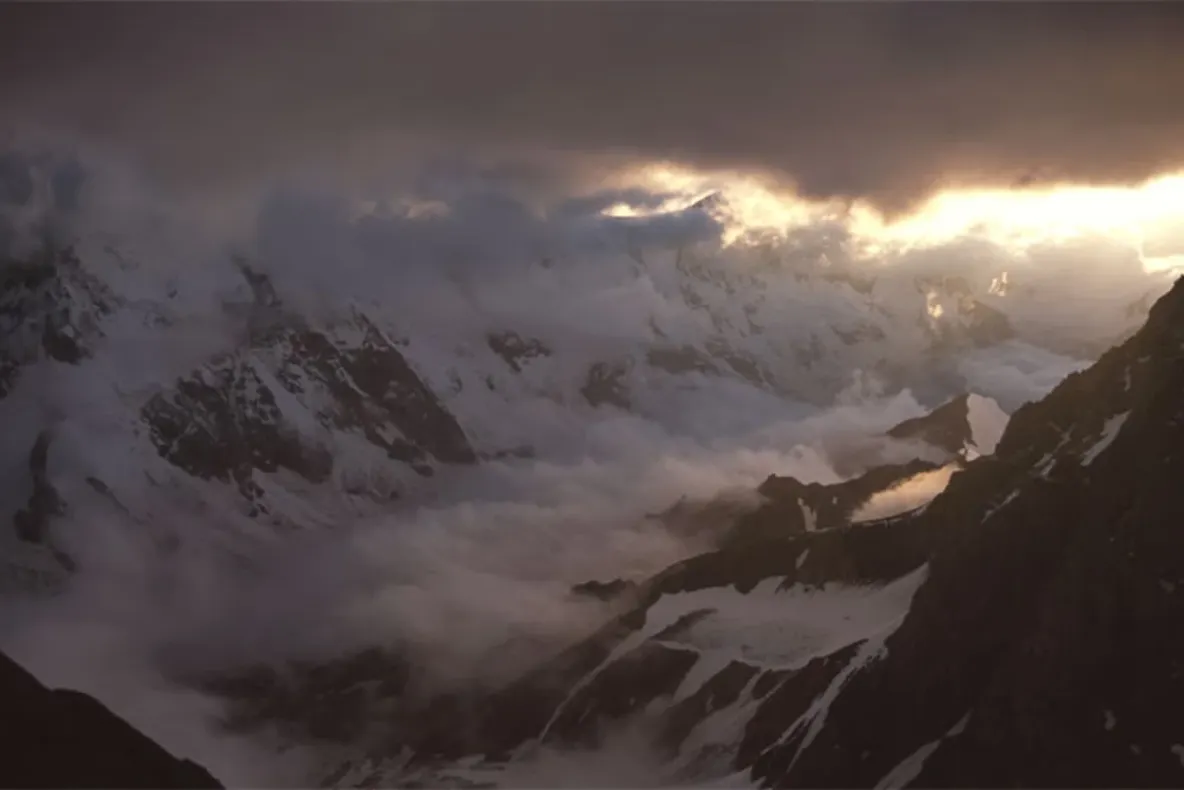 Avalanșă devastatoare în Rusia. Cel puțin 11 oameni au murit, iar șase alpiniști sunt dați dispăruți