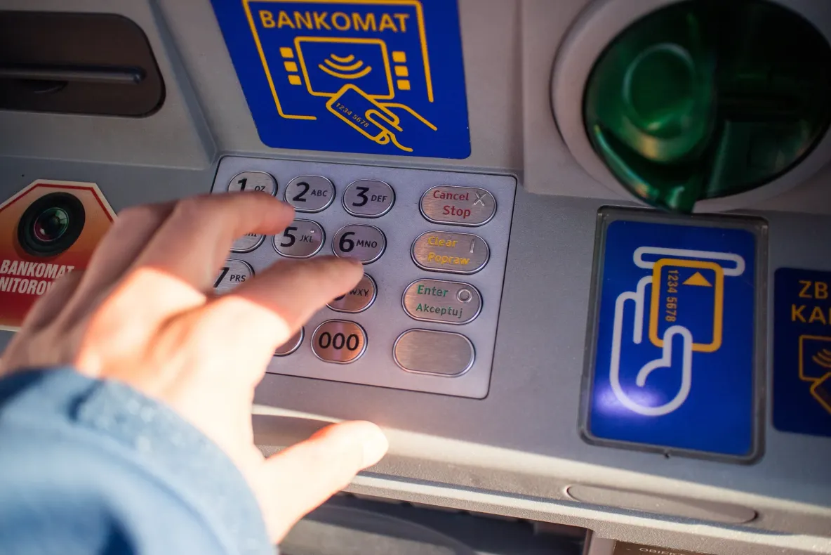 Bancomatele ar putea permite retrageri de orice sumă. Ce schimbare pregătește Parlamentul pentru clienții tuturor băncilor