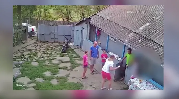 Adolescentă de 14 ani, bătută de o vecină sub ochii tatălui