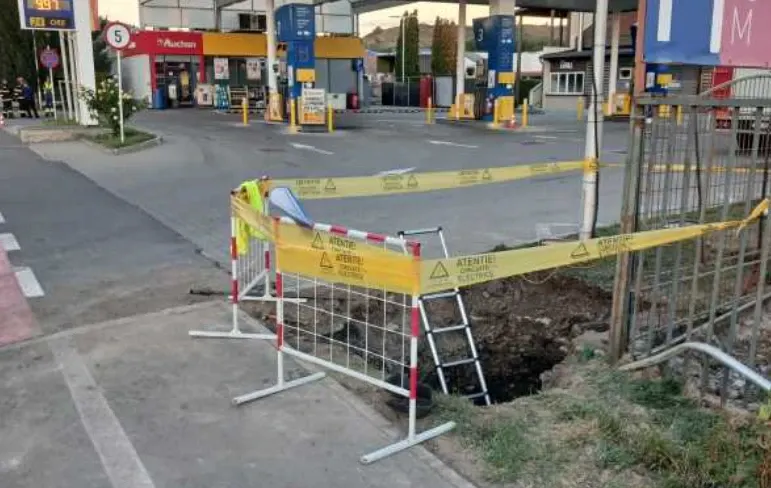 Pericol major în Odorheiu Secuiesc. Conductă de gaz, fisurată chiar lângă o benzinărie