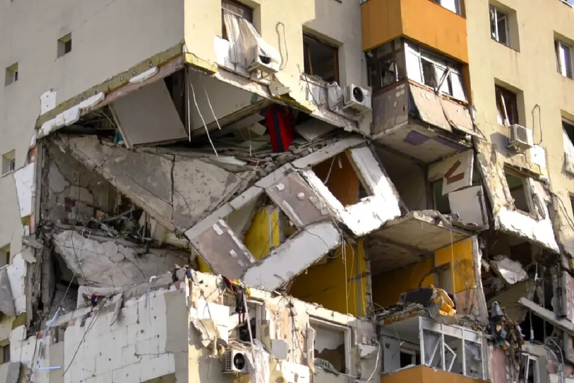 Au început lucrările la blocul afectat de explozia din Rahova. Primii stâlpi de susținere au fost montați