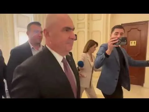 Bolojan tace după eșecul Guvernului Mureșan. Nu este prima dată când evită întrebările presei în momente-cheie