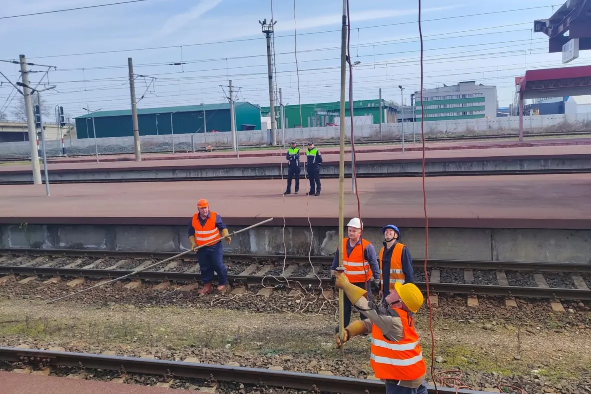Tragedie pe calea ferată în Buzău. Un electromecanic a murit în timpul lucrărilor la linia de contact