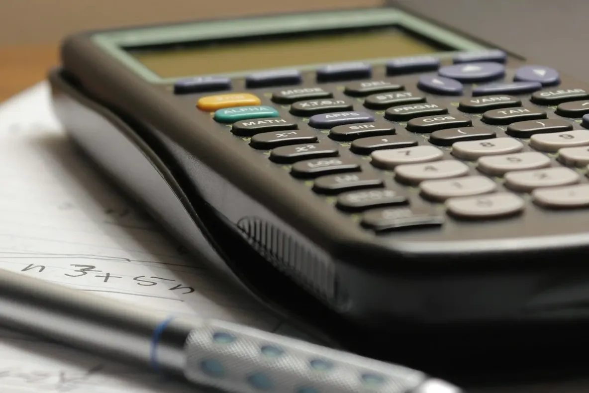 Cât mai rămâne unei familii din România după cheltuielile lunare. Aproape 3.000 de lei se duc doar pe taxe și contribuții