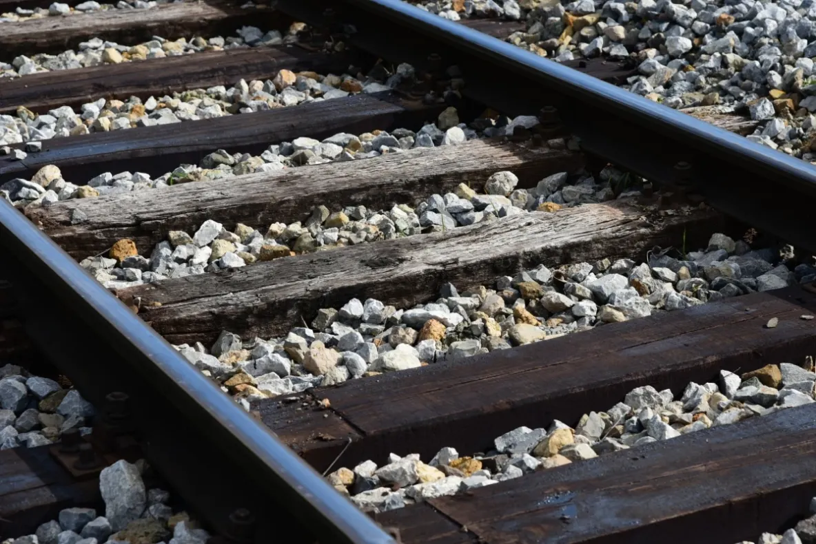 Tren internațional cu români, oprit pe podul Giurgiu-Ruse. Locomotiva a avut o problemă tehnică
