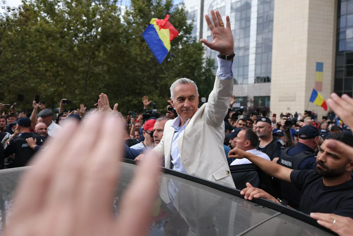 Călin Georgescu, plasat sub control judiciar. Ce a declarat fostul candidat când a părăsit Tribunalul în uralele numeroșilor susținători