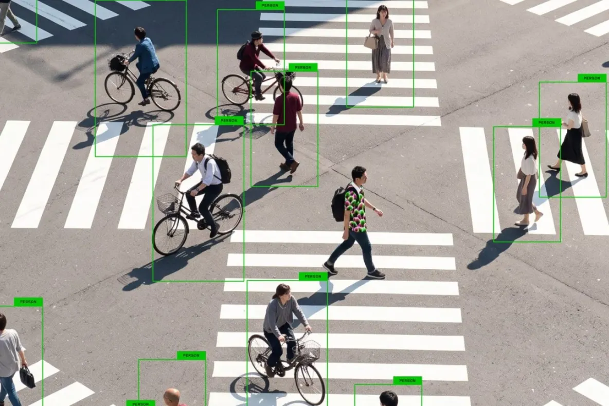 A fost descoperită cămașa care păcălește camerele de supraveghere cu inteligență artificială