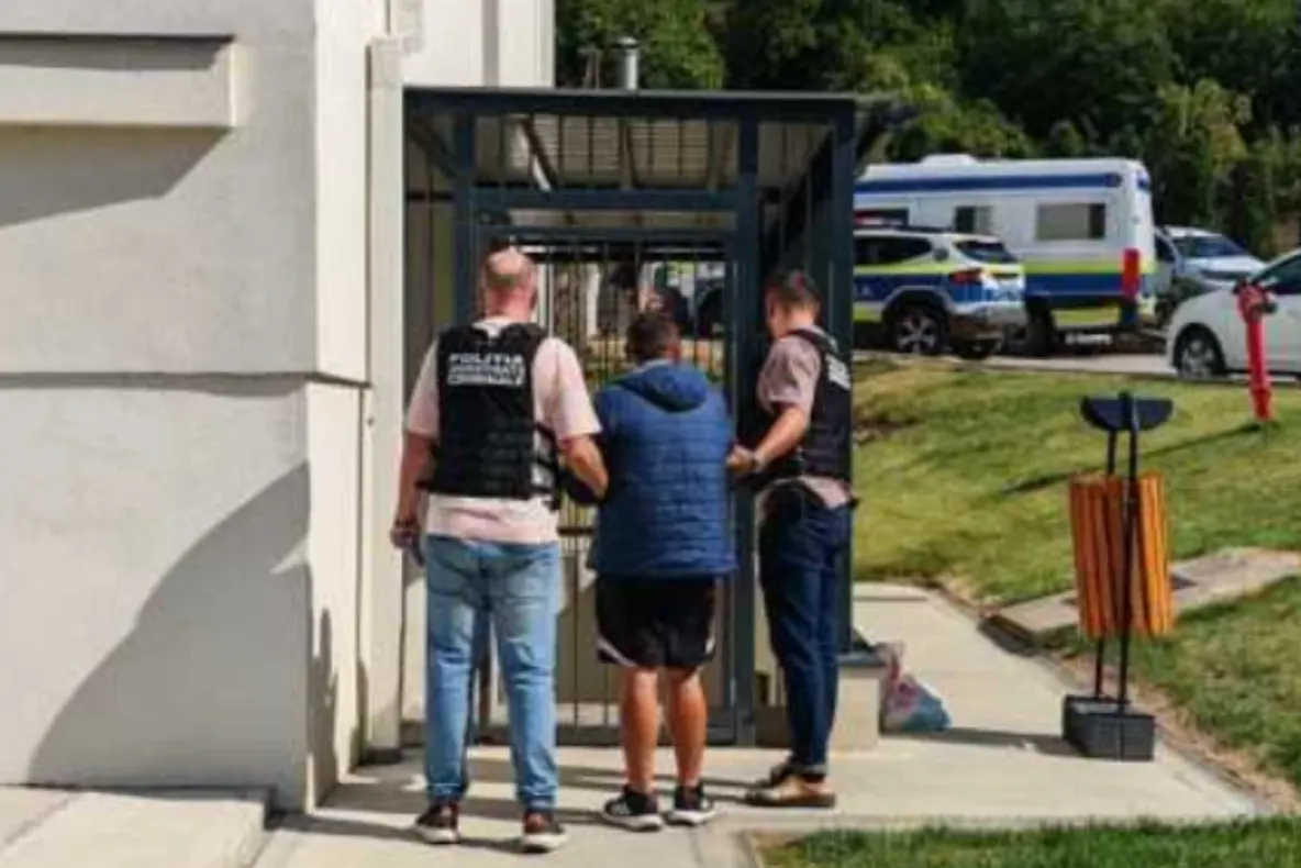 Patru bărbați din Sălaj, anchetați pentru camătă și șantaj. Trei au fost reținuți după perchezițiile din Românași