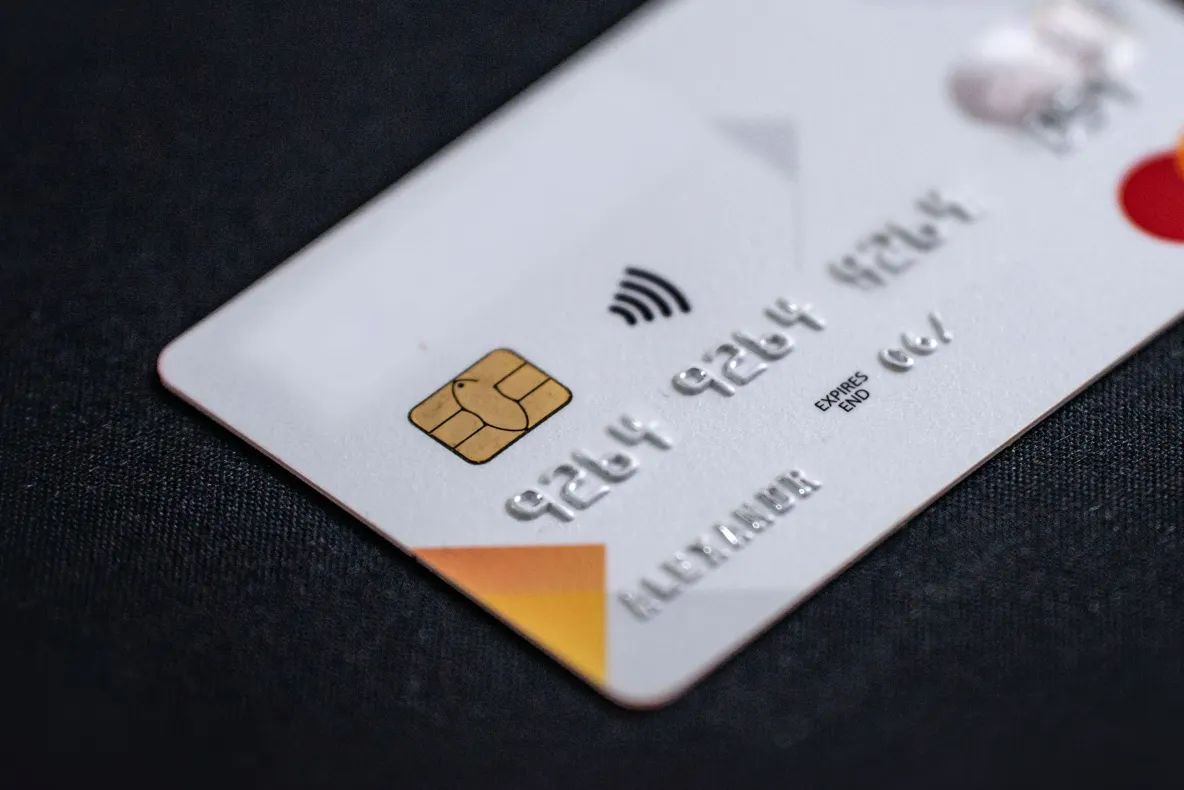 Două femei din Alba au găsit un card pe stradă și au făcut cumpărături de 2.000 de lei. Ce au pățit ulterior