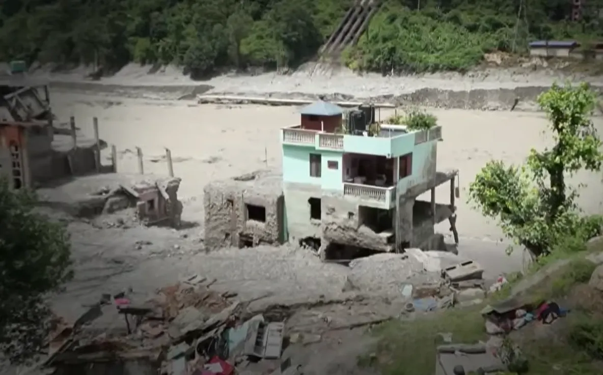 O casă a supraviețuit celei mai crunte viituri din Nepal. Secretul construcției vechi de 40 de ani, împărtășit de către proprietar