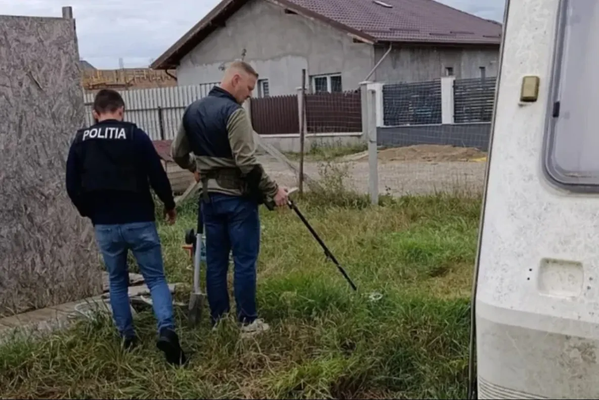 Bijuterii din aur de 100.000 de euro, furate în Neamț. Doi suspecți, arestați preventiv