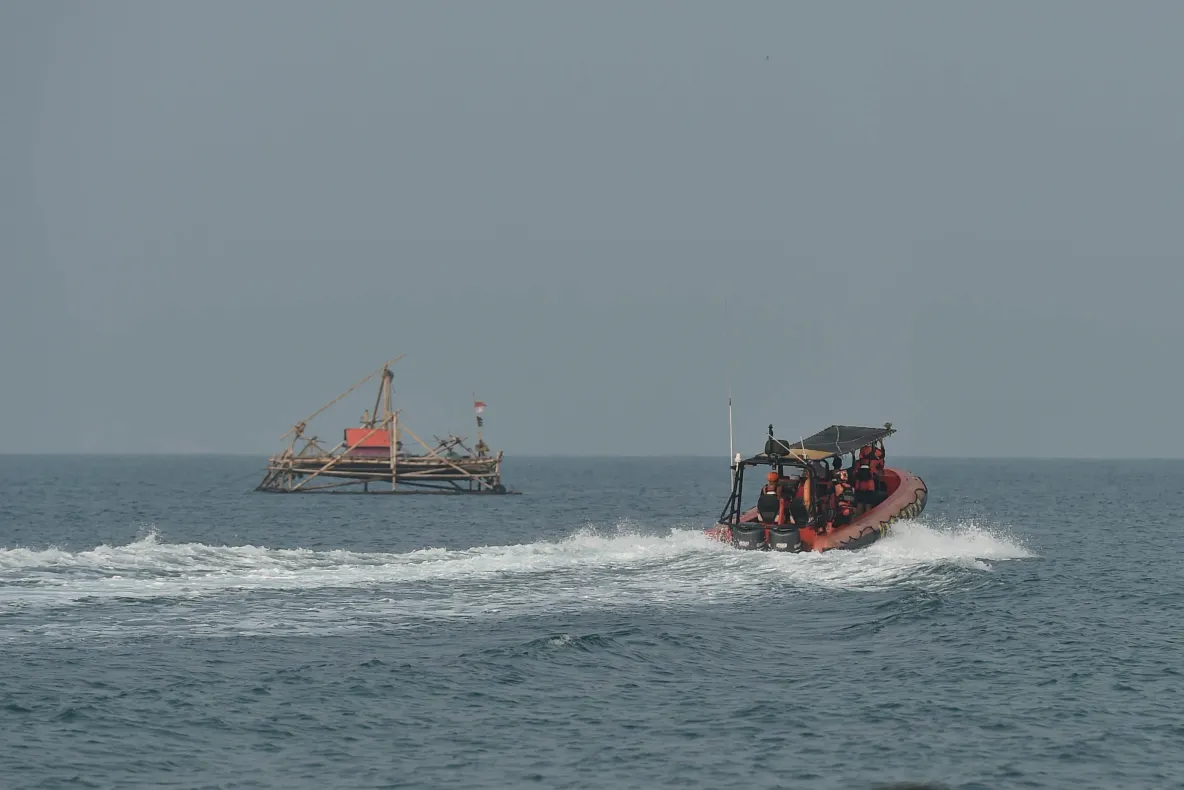 Mobilizare impresionantă în Indonezia: peste 600 de salvatori caută 129 de persoane dispărute după naufragiul unei nave VIDEO