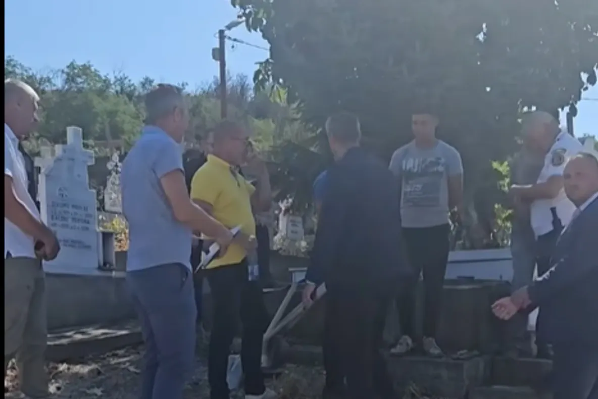 Scandal la cimitirul din Slatina: cadavre descoperite în saci de rafie și înhumate în gropi comune. Ce acuzații sunt aduse fostului administrator
