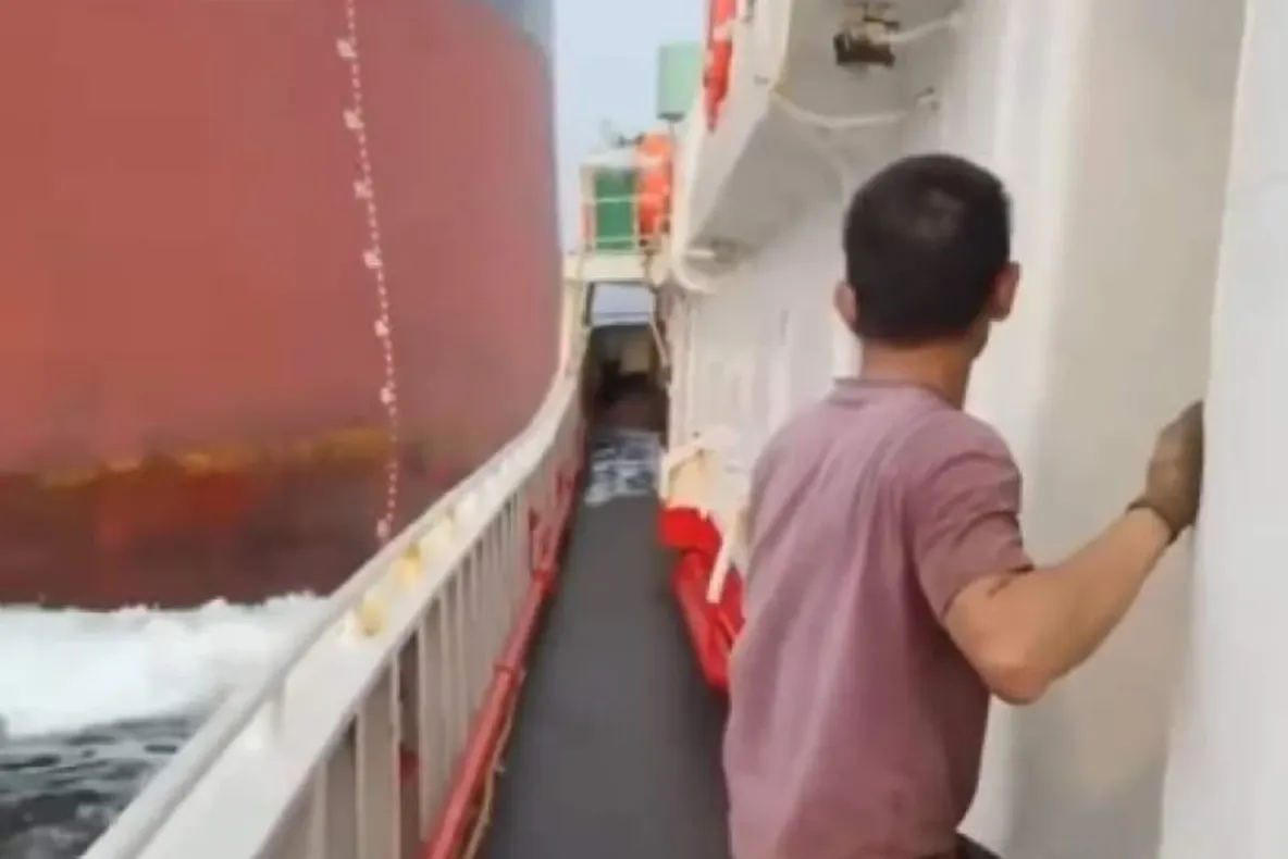 Coliziune navală în apropiere de Singapore: un pescador a fost lovit de un cargo uriaș. Impactul, surprins în imagini