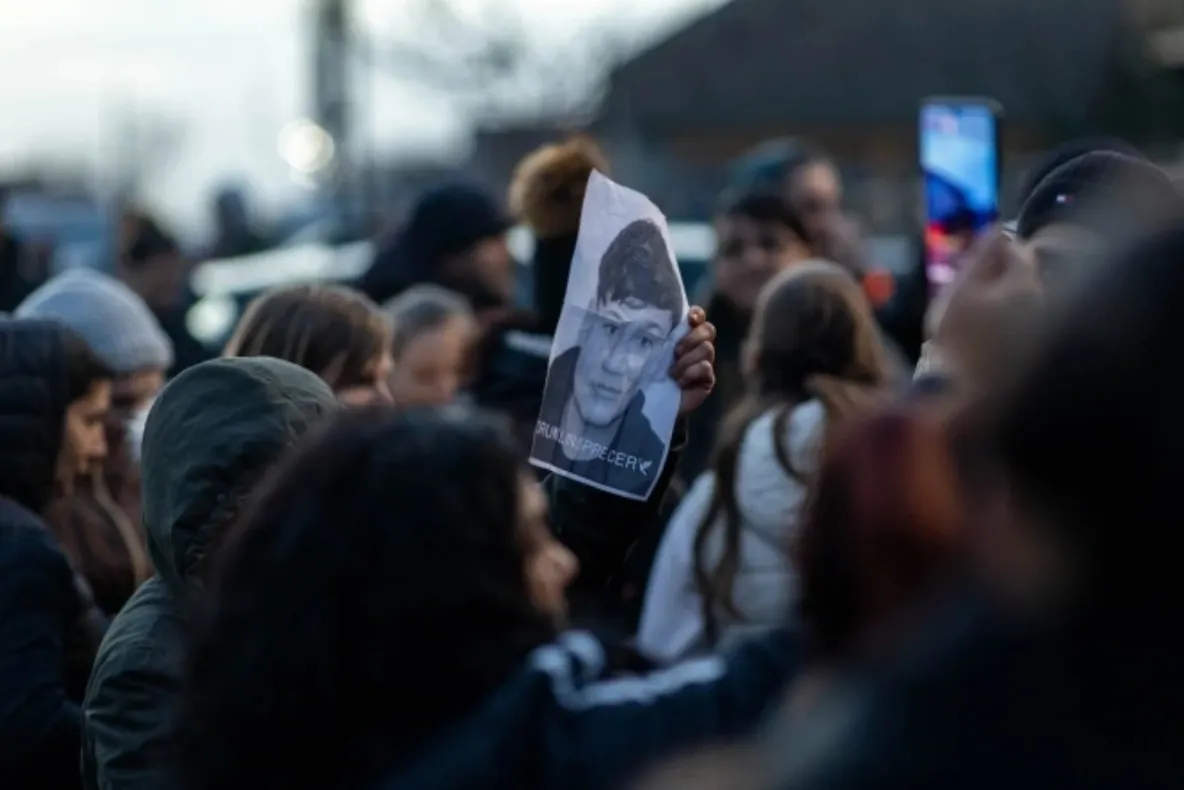 Protest în Cenei după crima lui Mario Berinde. Oamenii au aruncat cu ouă și făină în casa unuia dintre băieții implicați