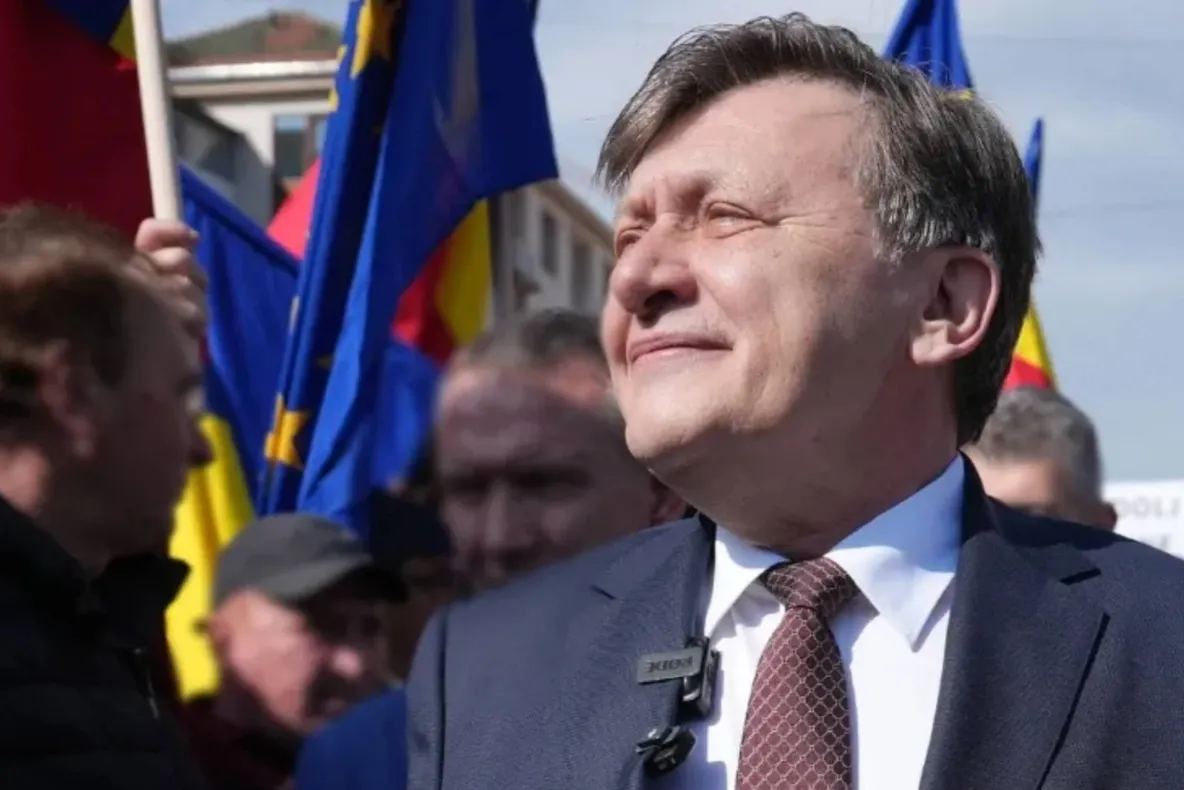 Crin Antonescu atacă direcția PNL și îl critică dur pe Bolojan: „Să meargă la hashtag-tefeliștii, postbăsiștii, rezist, ce sunt ei acolo”