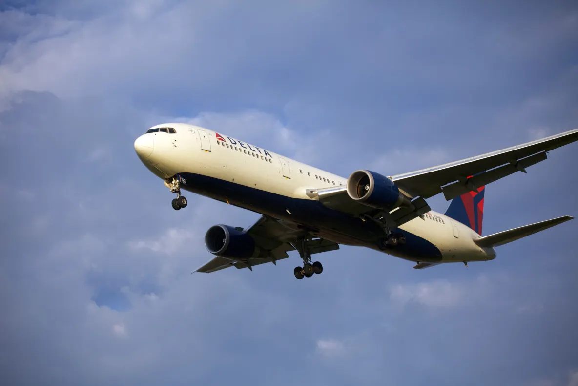 Avion Delta Air Lines, aterizare de urgență în Portugalia după ce a fost detectat fum în cabină: 14 persoane au primit îngrijiri medicale