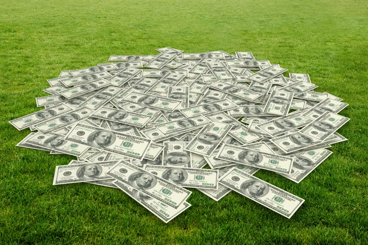 Dolarul, spre cea mai mare creștere față de euro din ultimele 14 luni. Impactul pentru România