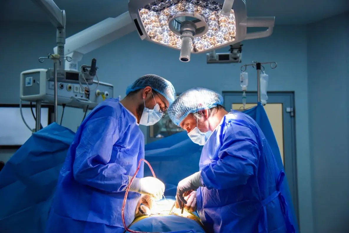 Durerile de spate deveniseră greu de suportat. Cum a fost tratat un bărbat