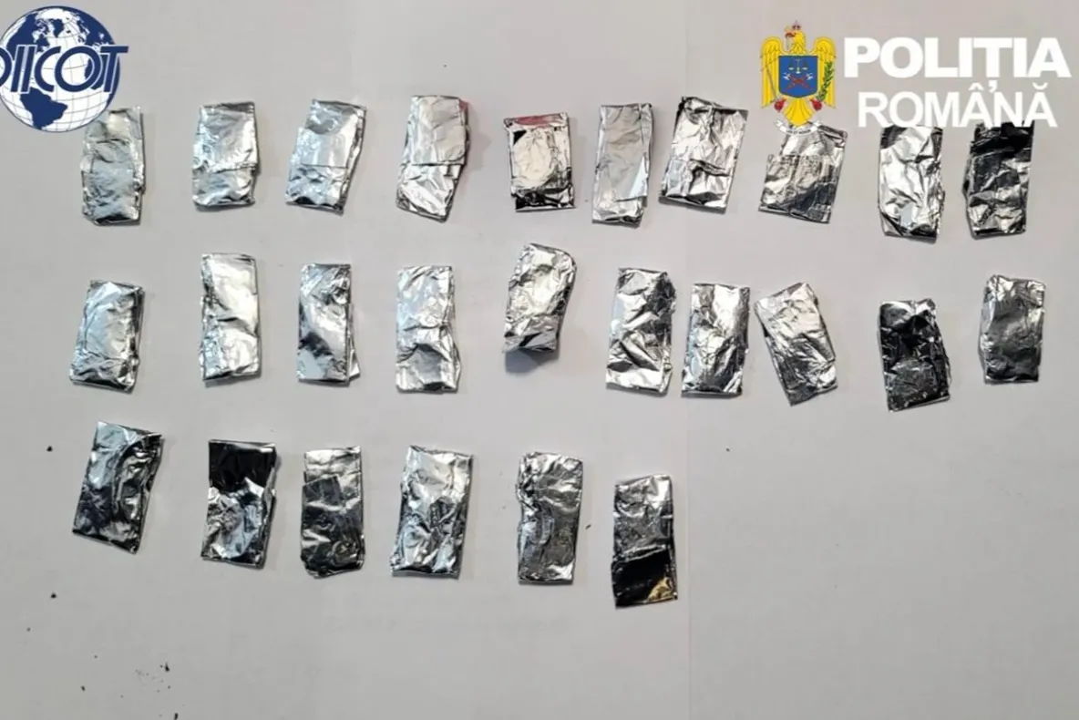 Rețea de droguri destructurată în Bacău. Șase persoane au fost arestate: sute de doze și bani, ridicate de anchetatori