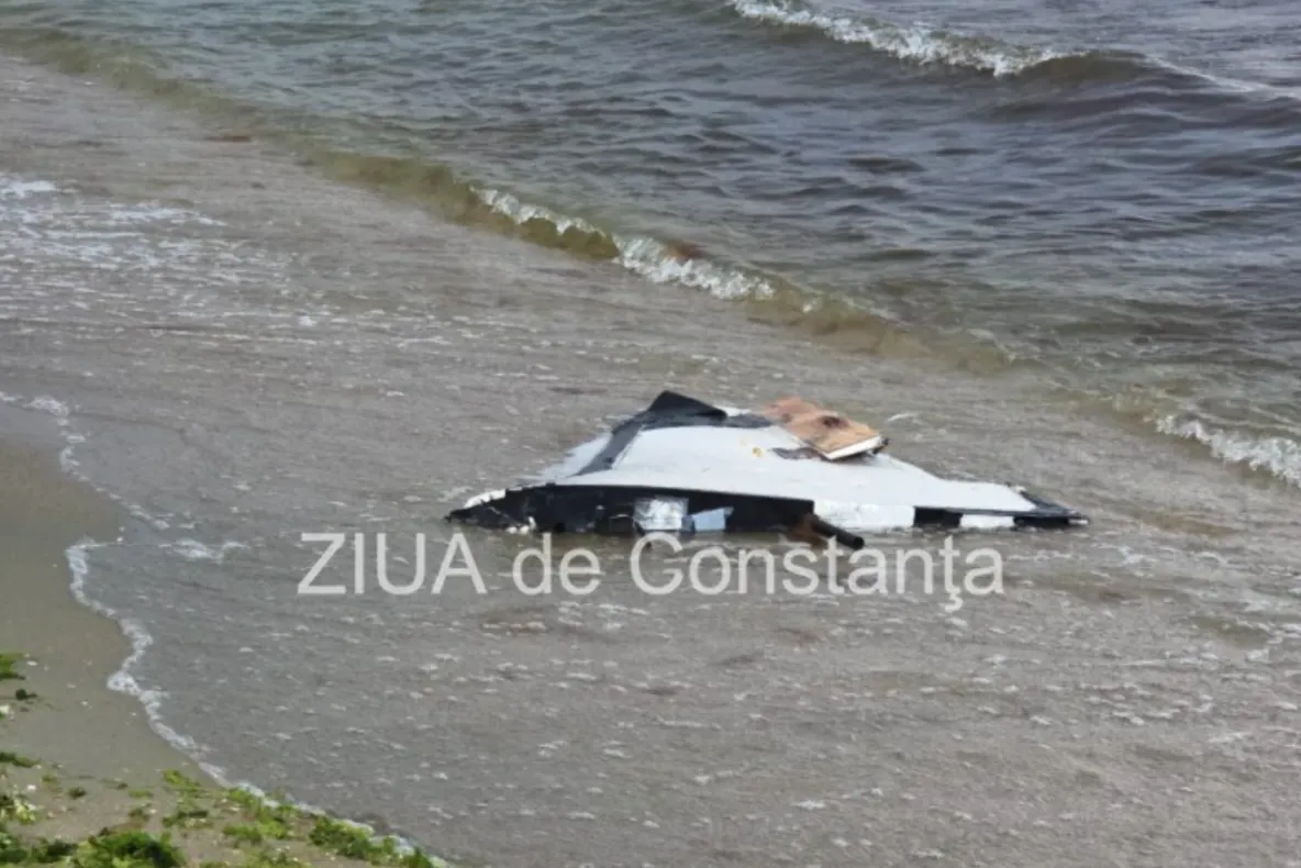 Alertă pe plaja Neversea din Constanța. O aripă de dronă a fost adusă de valuri la mal