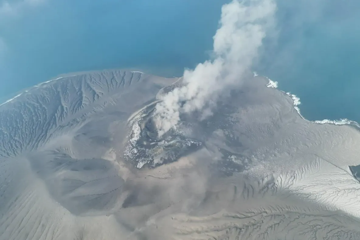 Erupțiile vulcanului Krakatau perturbă traficul aerian din Indonezia. 170.000 de pasageri, afectați - GALERIE FOTO