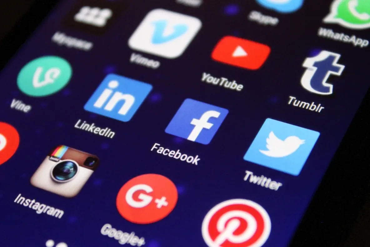 Femeie trimisă în judecată pentru o recenzie negativă pe Facebook